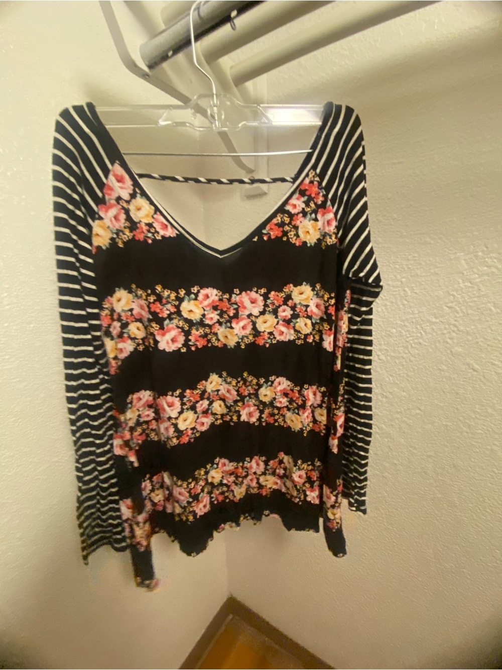 Sweet Claire Woman’s Black And Floral Top long sleeve Size Large
